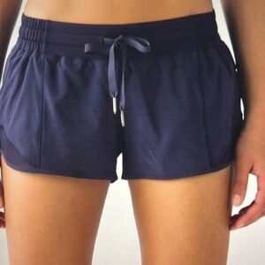 Lululemon Hotty Hot 2.5” Outside Drawstring Shorts
